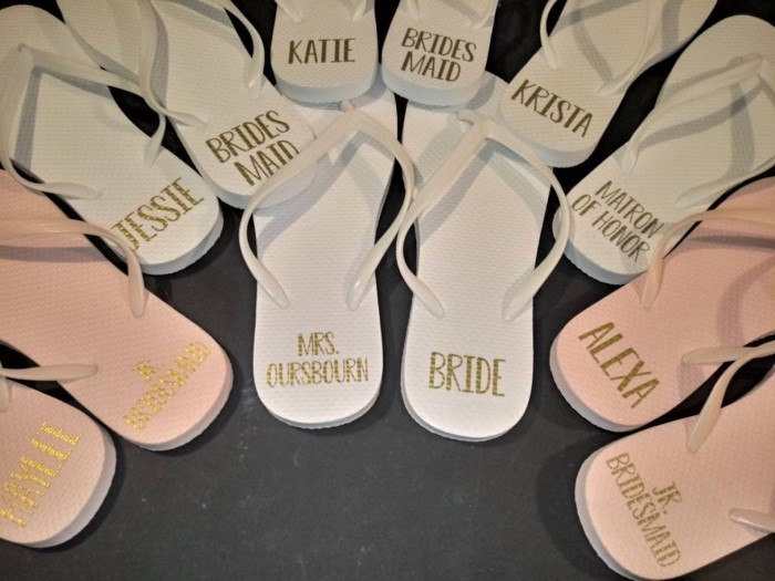 Custom Wedding Flip Flops: cute summer wedding favors